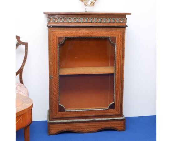 Vetrina ad un'anta in satinwood con bronzi dorati di ornament0