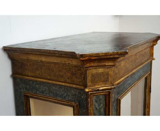 Vetrina/Scarabattola antica in legno laccato e dorato. Napoli XVIII secolo.