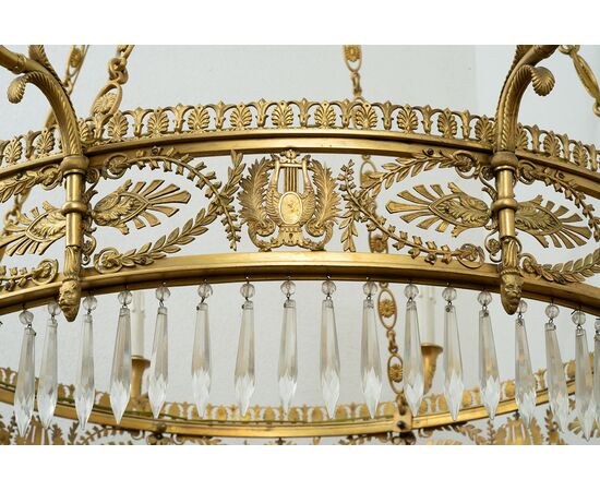 Lampadario antico Impero in bronzo dorato con pendenti in vetro sfaccettato. Francia XIX secolo.
