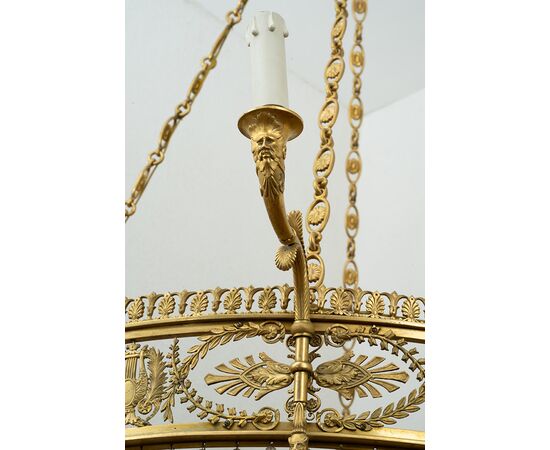 Lampadario antico Impero in bronzo dorato con pendenti in vetro sfaccettato. Francia XIX secolo.