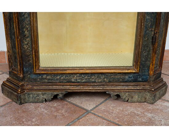 Vetrina/Scarabattola antica in legno laccato e dorato. Napoli XVIII secolo.