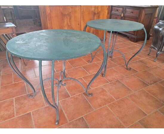 Coppia di tavoli rotondi in ferro 