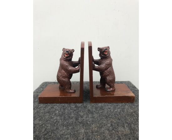 Coppia di fermalibri in legno dolce dipinto raffigurante coppia di orsi.Germania.