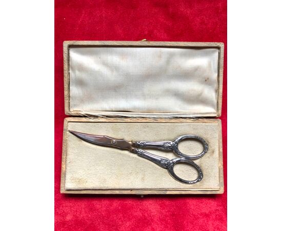 Silver scissors with art-nouveau decoration.Punched.Original box.     