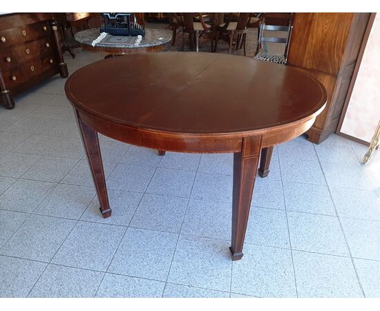 Extendable oval table     