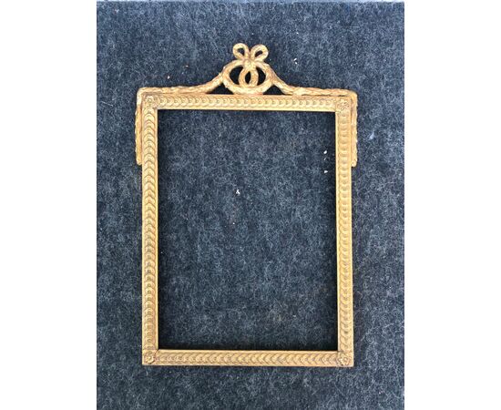 Carved and gilded wooden frame with geometric motifs and upper knot. Napoleon III period.     