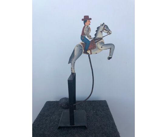 Modello-giocattolo in ferro  dipinto con contrappeso basculante   raffigurante uomo a cavallo.
