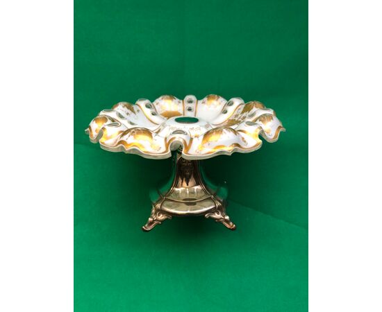Alzata centrotavola tripode in argento con coppa in cristallo incamiciato e molato con decori a tralcio di vite in oro.