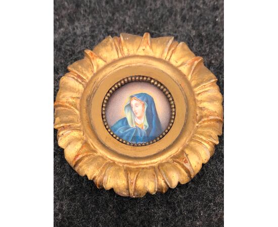 Miniature on ivory depicting the Madonna with carved and gilded wooden frame.     