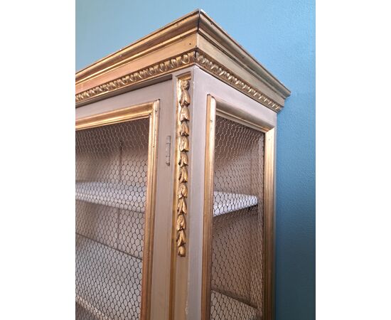 Libreria a 4 porte laccata e dorata con rete