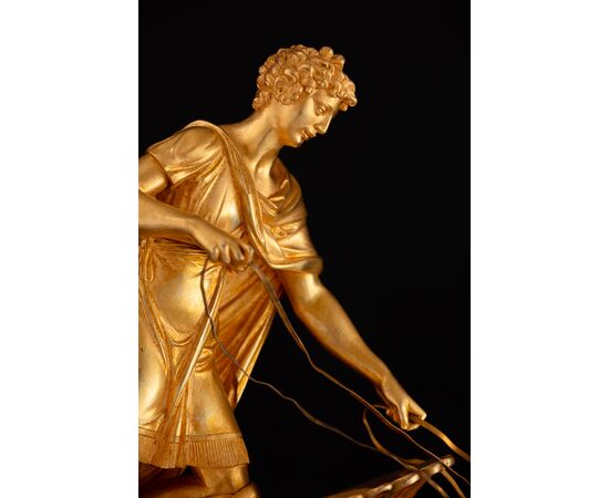 Importante pendola in bronzo dorato e finemente cesellato rappresentante Ganimede su un carro, h. 53 cm, inizio XIX secolo