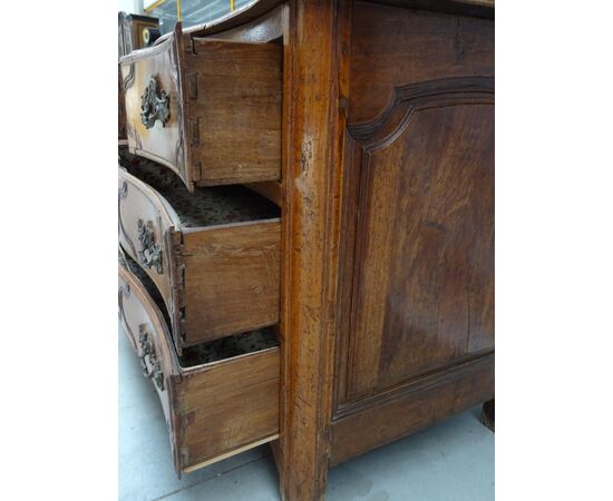 Cassettone in noce massello mosso e scolpito Luigi XV metà 1700 Francia