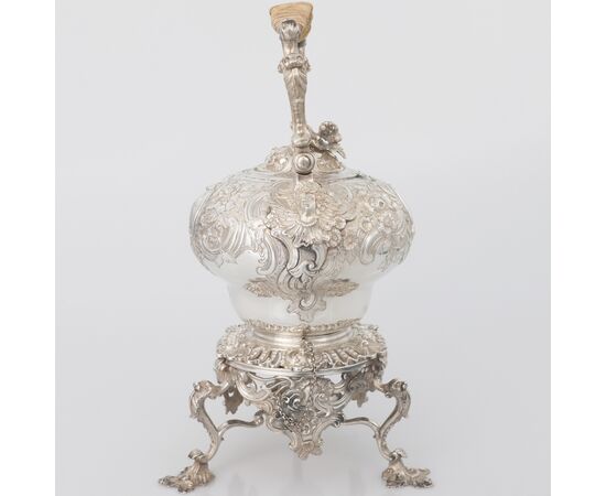 Bollitore su supporto in argento sterling Giorgio II, Samuel Courtauld?, Londra, 1739-55
