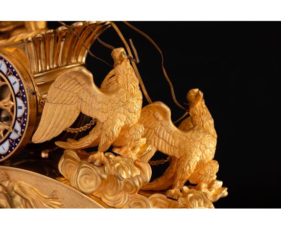 Importante pendola in bronzo dorato e finemente cesellato rappresentante Ganimede su un carro, h. 53 cm, inizio XIX secolo
