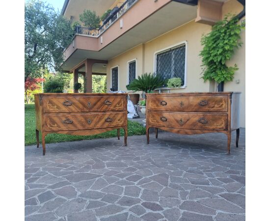 Coppia di cassettoni Lombardi noce del 700 con intarsi bois de rose 