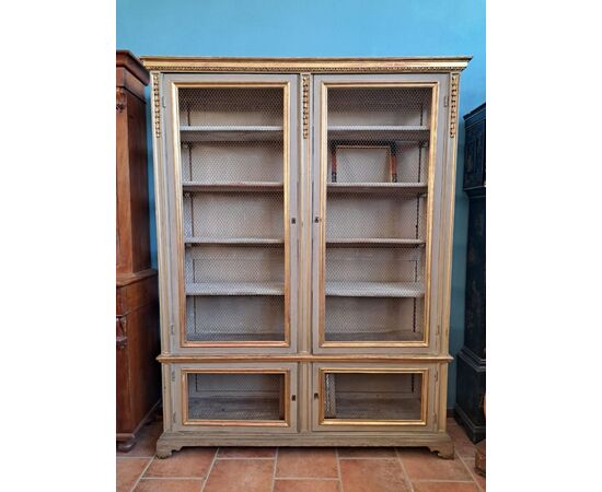 Libreria a 4 porte laccata e dorata con rete