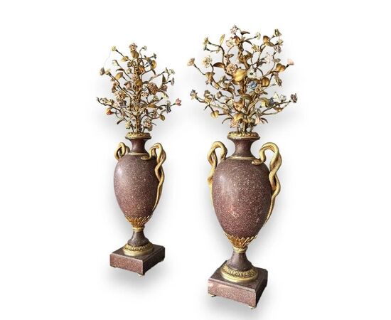  Coppia di Vasi Eleganti in Porfido e Bronzo del XIX Secolo