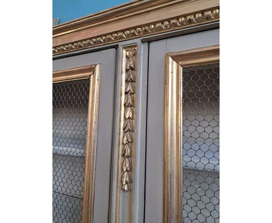 Libreria a 4 porte laccata e dorata con rete