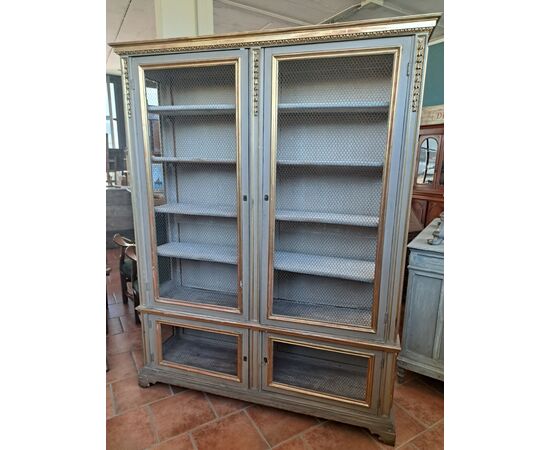 Libreria a 4 porte laccata e dorata con rete