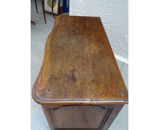 Cassettone in noce massello mosso e scolpito Luigi XV metà 1700 Francia