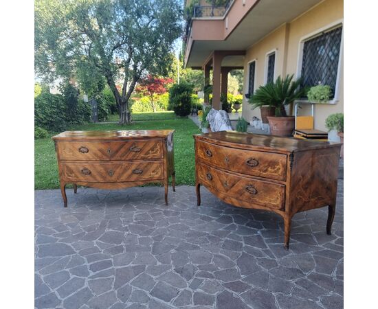 Coppia di cassettoni Lombardi noce del 700 con intarsi bois de rose 
