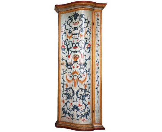 Coppia di armadi in legno intagliato e laccato con fiori e motivi decorativi, Venezia, metà XVIII secolo