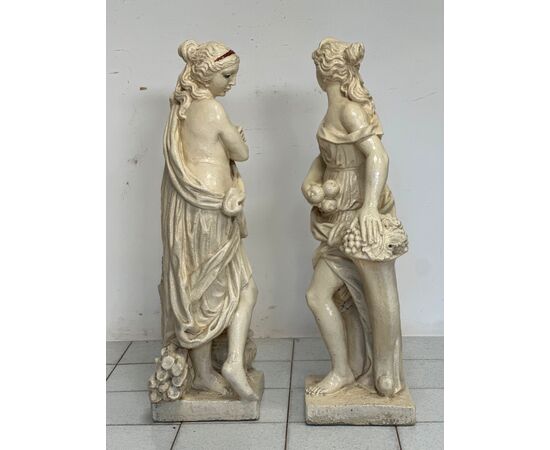 Coppia di statue in graniglia di pietra. Epoca primi 900. H 94 cm