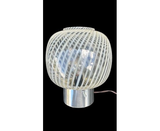 Lampada in vetro a corpo globulare con spirali lattimo e ambra. Vistosi,Murano.