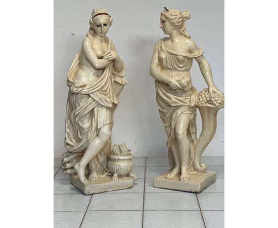 Coppia di statue in graniglia di pietra. Epoca primi 900. H 94 cm