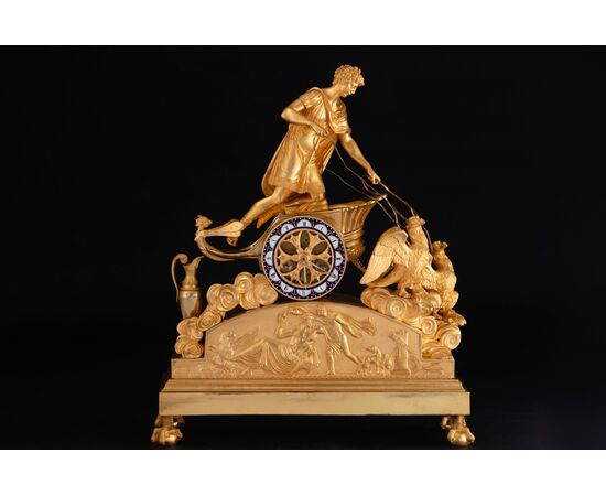 Importante pendola in bronzo dorato e finemente cesellato rappresentante Ganimede su un carro, h. 53 cm, inizio XIX secolo