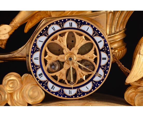 Importante pendola in bronzo dorato e finemente cesellato rappresentante Ganimede su un carro, h. 53 cm, inizio XIX secolo