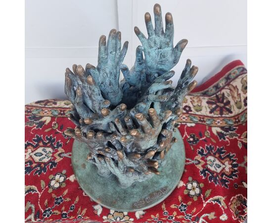 Opera magna in bronzo Mani della Pace di Gino Masciarelli 900