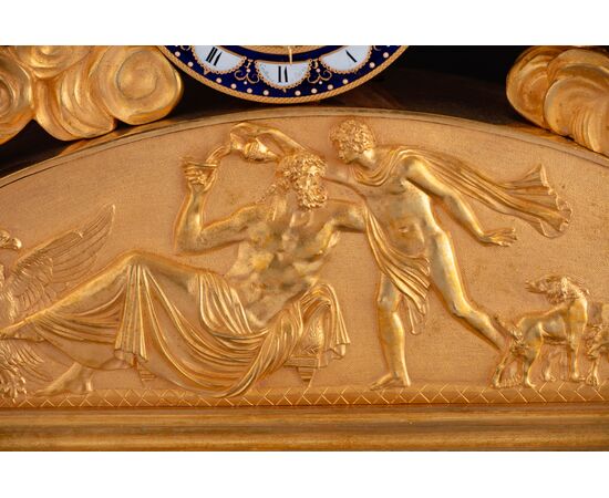 Importante pendola in bronzo dorato e finemente cesellato rappresentante Ganimede su un carro, h. 53 cm, inizio XIX secolo