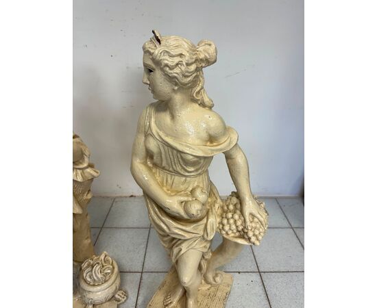 Coppia di statue in graniglia di pietra. Epoca primi 900. H 94 cm