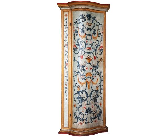 Coppia di armadi in legno intagliato e laccato con fiori e motivi decorativi, Venezia, metà XVIII secolo