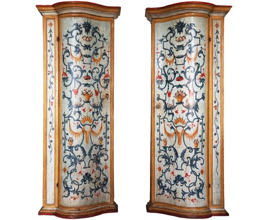 Coppia di armadi in legno intagliato e laccato con fiori e motivi decorativi, Venezia, metà XVIII secolo