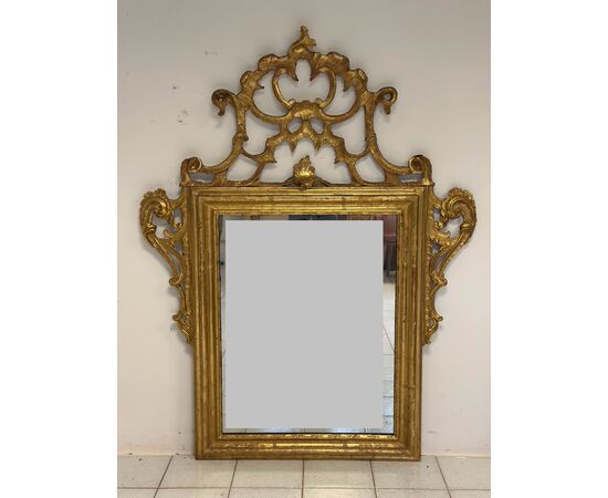 Specchiera in legno intagliato e dorato . Venezia XVIII secolo