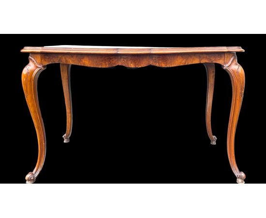 Tavolino da salotto in noce con piano lastronato in radica.