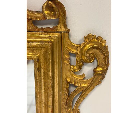Specchiera in legno intagliato e dorato . Venezia XVIII secolo