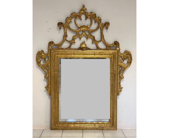 Specchiera in legno intagliato e dorato . Venezia XVIII secolo