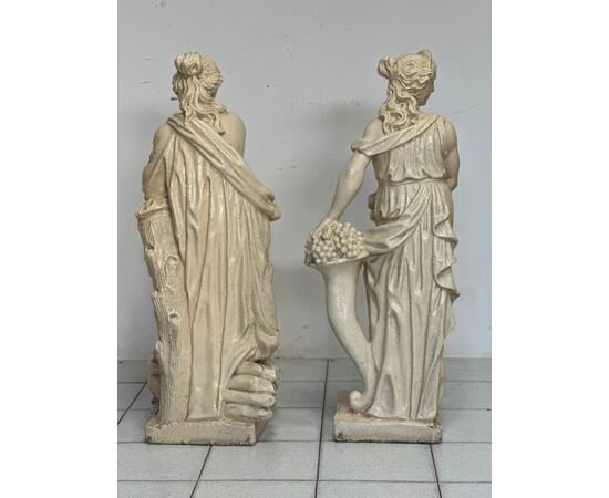 Coppia di statue in graniglia di pietra. Epoca primi 900. H 94 cm