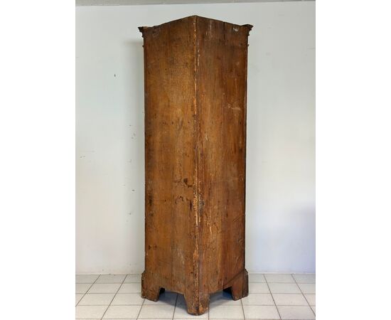 Angoliera bombata laccata dipinta , Toscana Luigi XIV. Fine 600 inizio 700