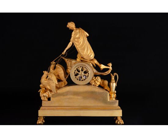 Importante pendola in bronzo dorato e finemente cesellato rappresentante Ganimede su un carro, h. 53 cm, inizio XIX secolo