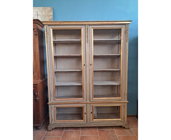 Libreria a 4 porte laccata e dorata con rete