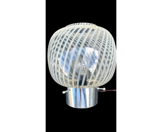 Lampada in vetro a corpo globulare con spirali lattimo e ambra. Vistosi,Murano.