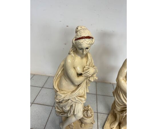 Coppia di statue in graniglia di pietra. Epoca primi 900. H 94 cm