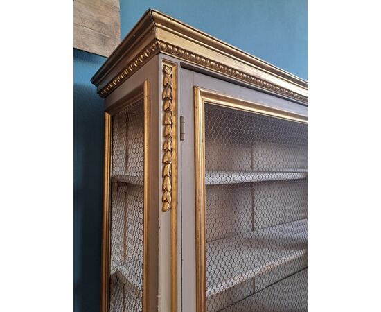 Libreria a 4 porte laccata e dorata con rete