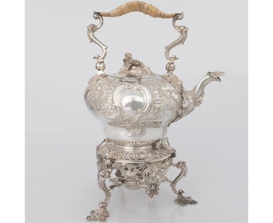 Bollitore su supporto in argento sterling Giorgio II, Samuel Courtauld?, Londra, 1739-55