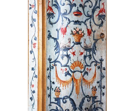 Coppia di armadi in legno intagliato e laccato con fiori e motivi decorativi, Venezia, metà XVIII secolo