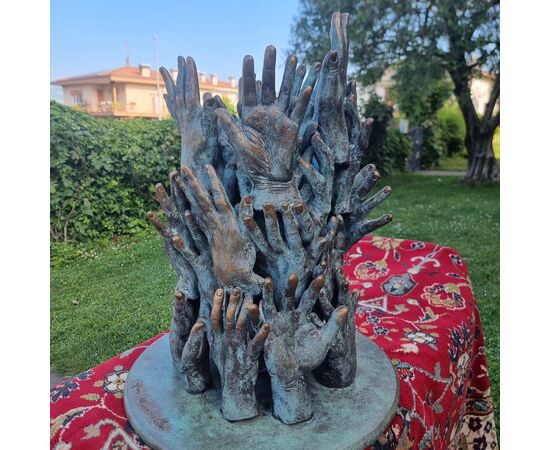 Opera magna in bronzo Mani della Pace di Gino Masciarelli 900